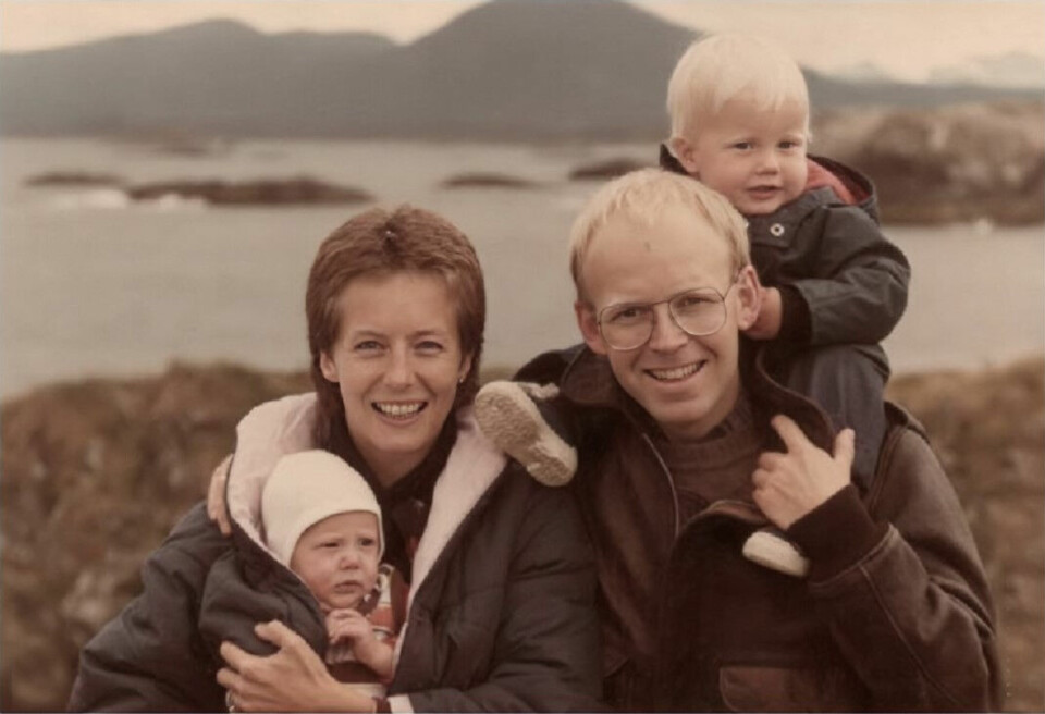 PÅ FLYTTEFOT: Som nyutdannet lege var Torgersen underlagt turnusordningen. Her er familien i Einesvågen i Møre og Romsdal. På pappas skuldre, eldstegutten Jo, på mammas fang, Anna.
