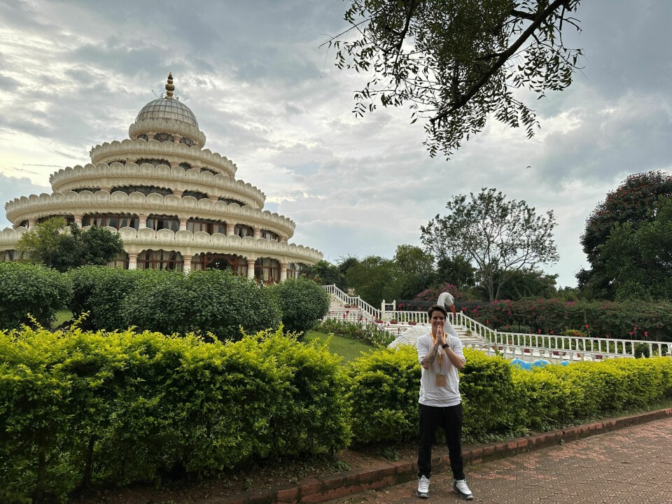 Selv er jeg er opptatt av meditasjon. Her er jeg i India på Art of Livings Ashram i Bangalore.