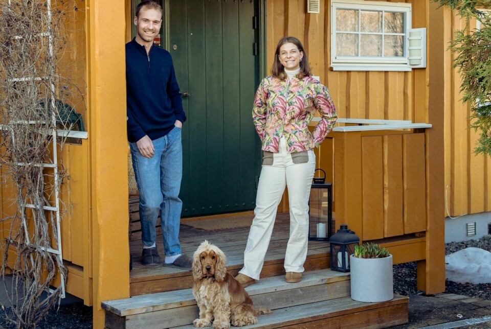 STOLTE EIERE: Ingrid og Martin flyttet inn i eneboligen for få måneder siden. Sommeren skal blant annet brukes til å skifte utvendig panel.