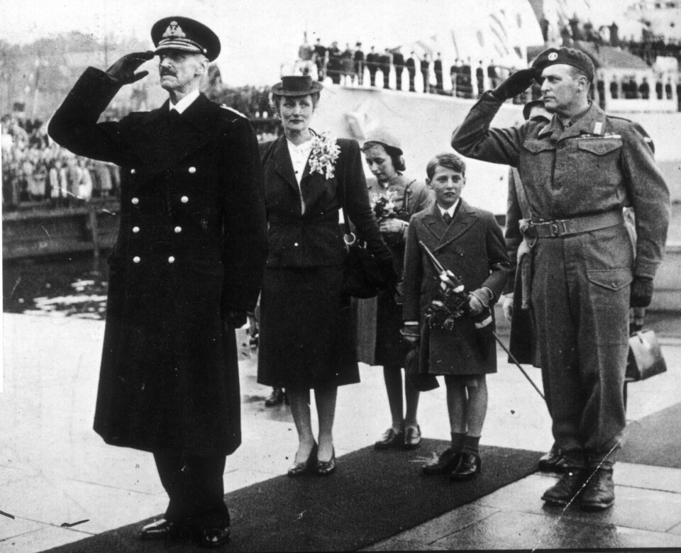 I STRAM GIVAKT: Kong Haakon og kronprins Olav var igjen sammen i Norge. Bak kronprinsesse Märtha, prinsesse Astrid, prins Harald og prinsesse Ragnhild.