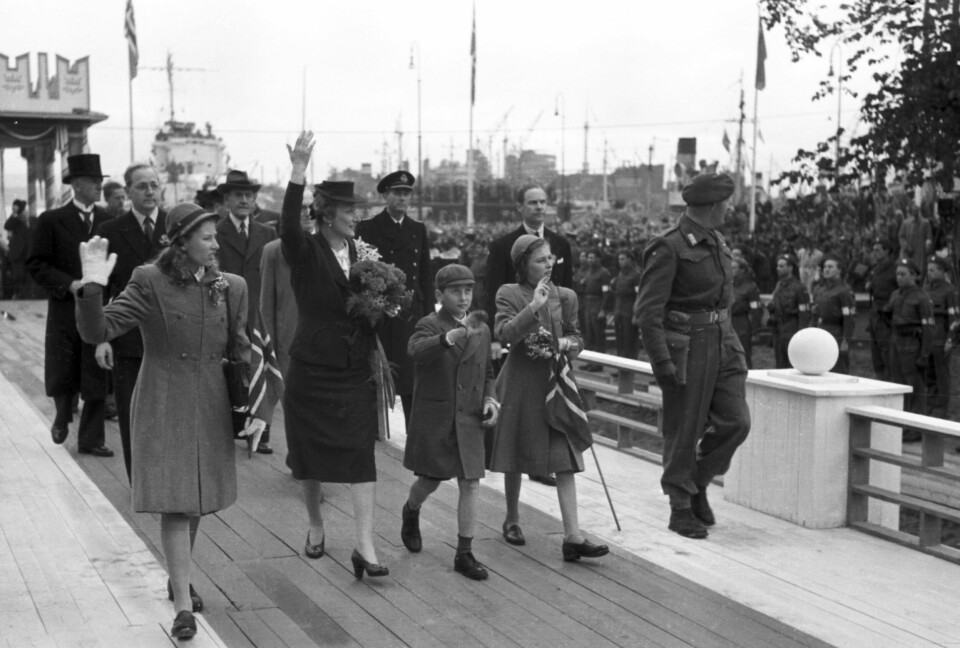 SKJØNTE LITE: Prins Harald hadde vanskelig for å forstå den varme mottagelsen familien fikk på Honnørbrygga i Oslo.
