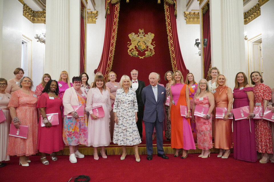 ROSA KOR: Her er dronning Camilla og kong Charles omringet av koret Change+Check Choir, som består av kvinner som har hatt brystkreft, under mottagelsen på Buckingham Palace.