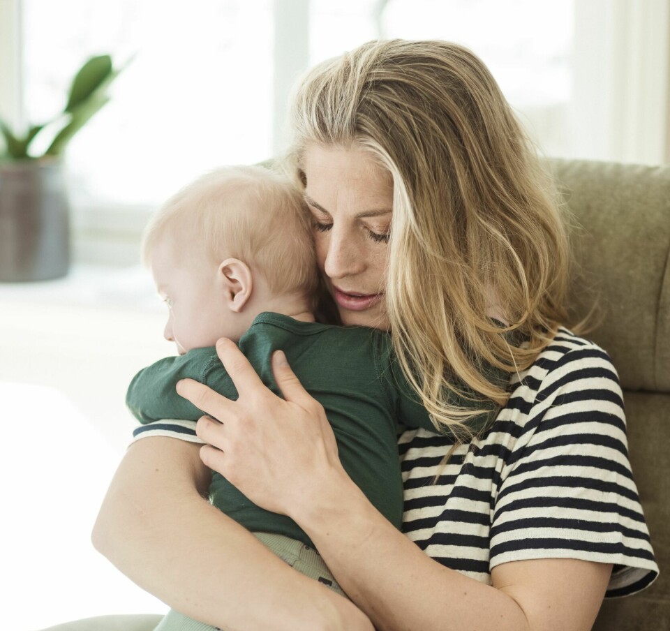 SNART TILBAKE I JOBB: Mammapermisjonen nærmer seg slutten, og Astrid skal snart tilbake til jobben som lege. Men sønnen starter ikke i barnehage ennå. Først skal medmor Ingeborg ha en solid permisjon sammen med ham.Styling: Stripete trøye kr 450 og jeans kr 1190 fra & Other Stories.