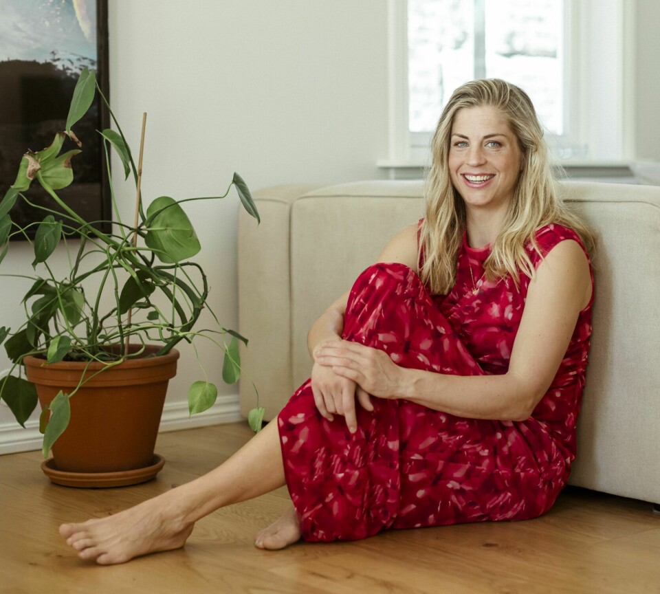 PRIDE ER VIKTIG: – Vi vet det er mange hatefulle ytringer der ute. Samtidig tenker jeg at det er fint for andre å vite at ikke alle opplever dette. Jeg har folk rundt meg som tar meg for meg, sier Astrid Uhrenholdt Jacobsen.Rød kjole, kr 790 – fra & Other Stories.