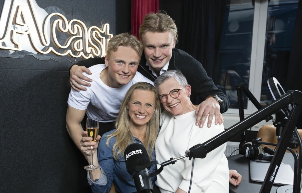 STERKE FAMILIEBÅND: Silje Sandmæl var takknemlig for at moren Kari og sønnene Cedrik og Sander kom på lanseringsfesten for den nye podkasten, «Sunn økonomi».