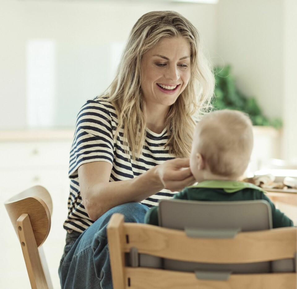 LIKESTILTE: Sønnen Emil (6 mnd.) nyter et av livets første måltider. Det står banan på menyen. Astrid forteller at hun og partneren er likestilte i foreldrerollen. – Bortsett fra at det er jeg som ammer, er ikke sønnen vår mer avhengig av meg enn av henne, sier Astrid.