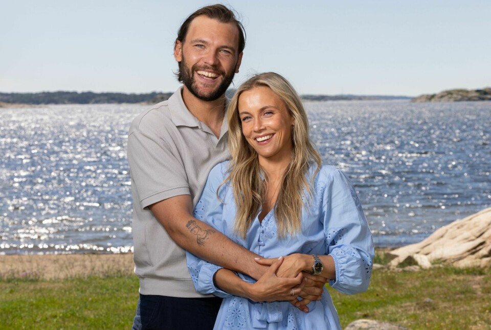 SOMMERHYTTA: Her er samboerparet fotografert under innspillingen av årets oppussingsreality i den svenske skjærgården.