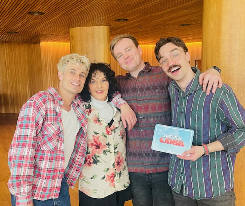 SPENT: Her poserer Unni før innspillingen startet sammen med de tre programlederne, Victor Sotberg, Robin Hofset og Christopher Omdahl.