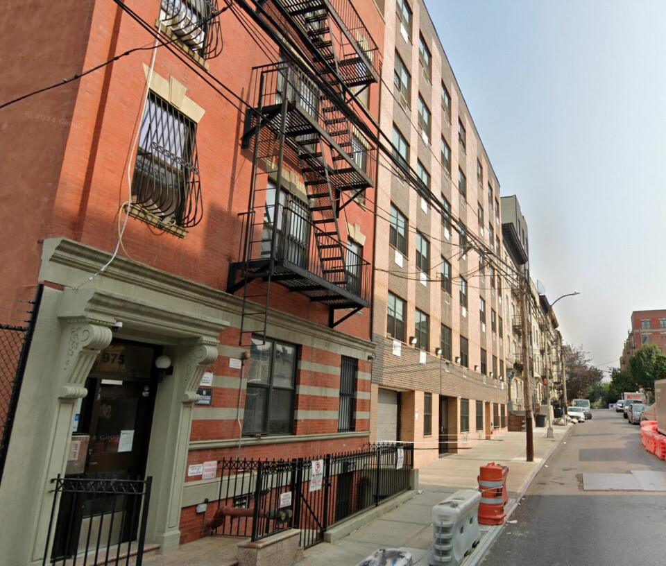 KOSTYMESKIFT: Opptakene fra overvåkningskameraene i denne bygården i Bronx, New York, var oppsiktsvekkende.