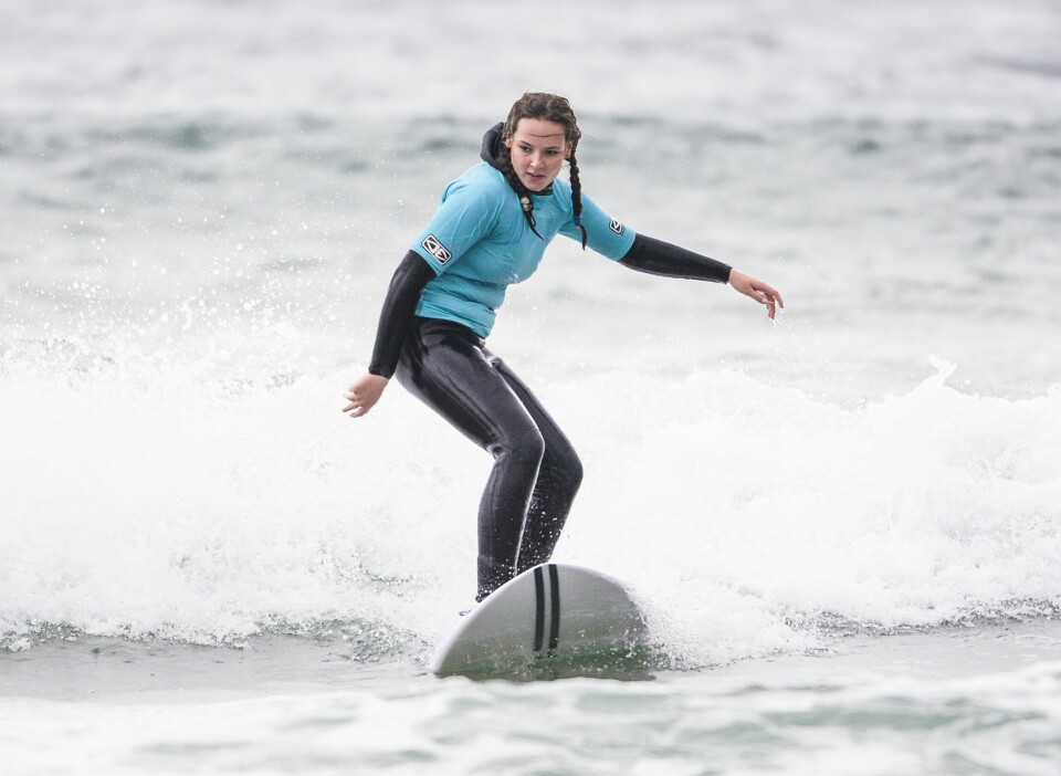 FRIHET: Snart kan prinsessen bytte ut Borestranda på Jæren, der hun surfer på dette bildet, med Bondi Beach i Australia. De neste årene får hun god anledning til å være seg selv og pleie egne hobbyer.
