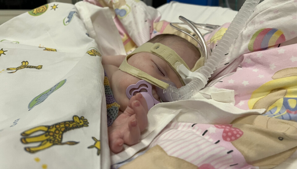 ALVORLIG SYK: Her ligger Ingrid på CPAP for hjelp til å puste.