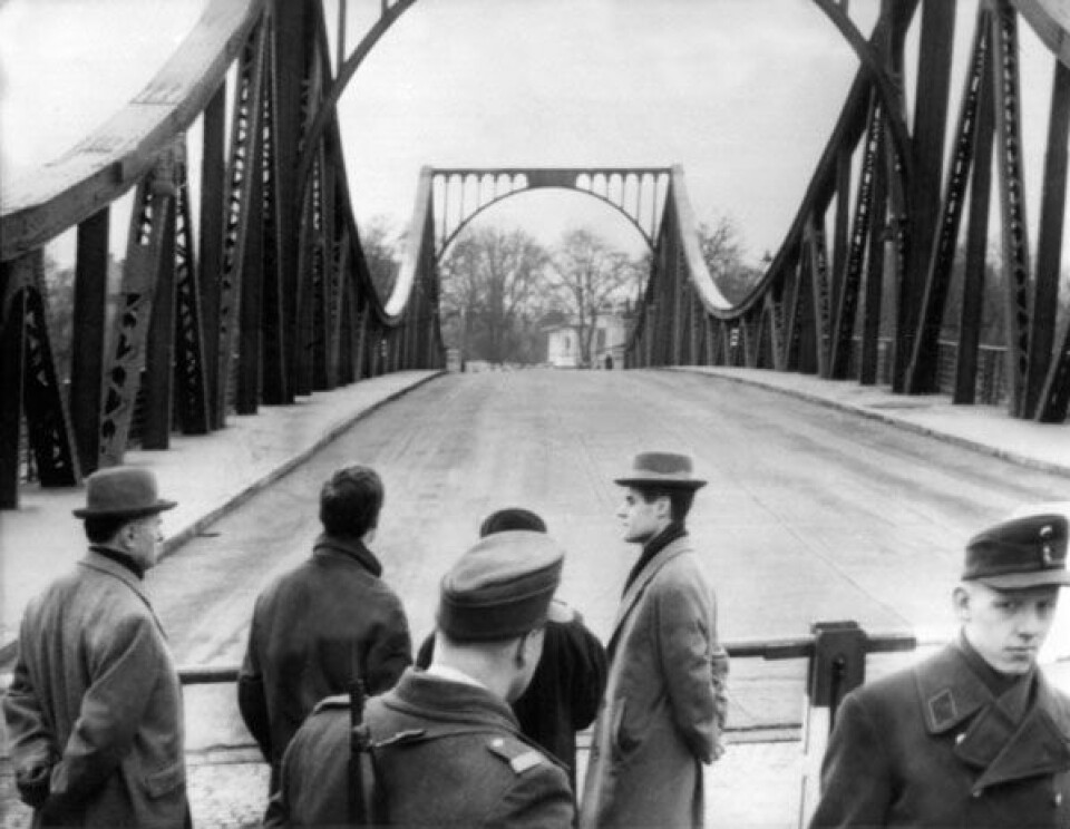 GLIENICKE-BROEN: Midt under den kalde krigen utvekslet Vesten og kommunistlandene spioner på denne broen utenfor Berlin. Russiske Abel og amerikanske Francis Gary Powers var blant dem. Abel ble helt. Powers fikk en heller lunken mottagelse.