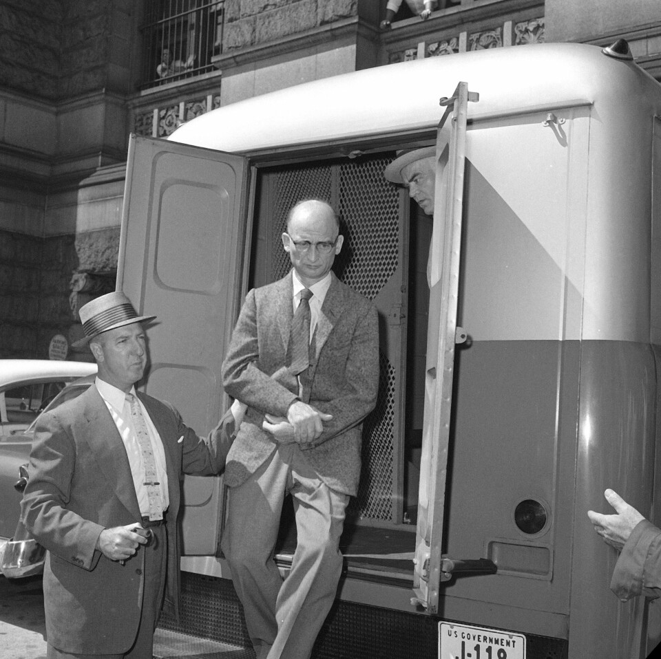 HOLDT TETT: Rudolf Abel ble ført inn i retten i New York i august 1957. Han røpet ingen detaljer om egen spionvirksomhet eller nettverket han hadde bygget opp og administrerte.