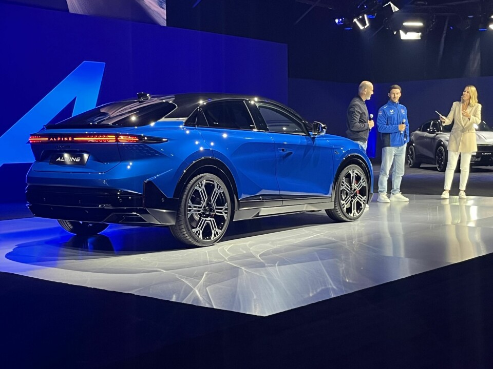 VERDENSPREMIERE: Nye A390 ble kjørt ut på scenen i Dieppe av selveste Pierre Gasly med Zinedine Zidane i passasjersetet.