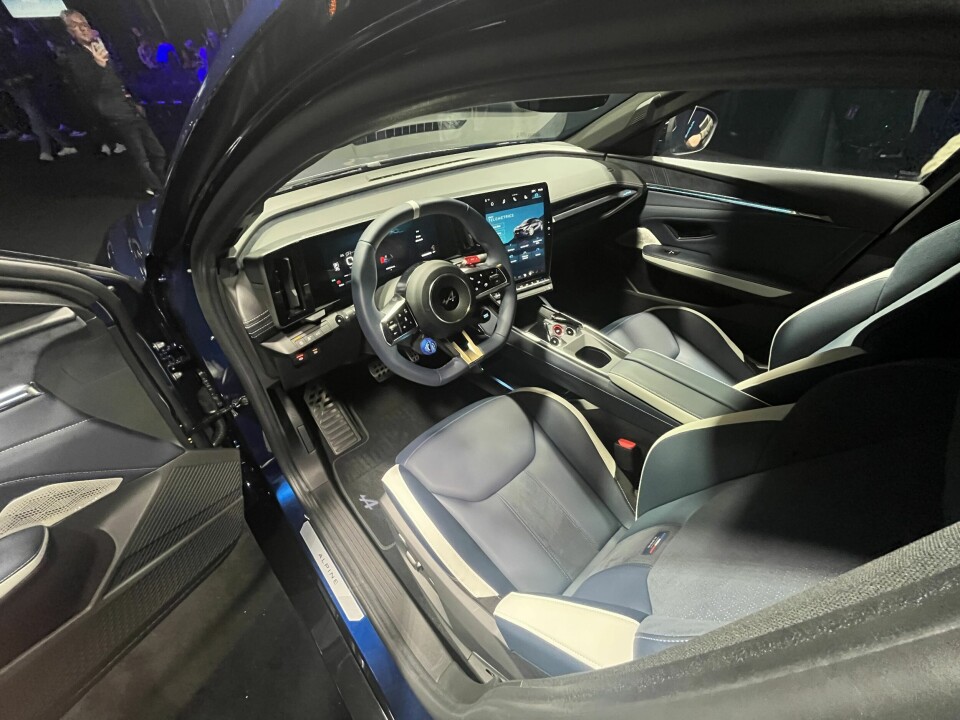 INGEN SIMPEL HARDPLAST: Elektrisk justerbare forseter med varme og massasje. Flere typer materialer er tilgjengelig, blant annet skinn og Alcantara. Den kan også fås med disse komfortable bøttesetene fra italienske Sabelt kledd med Nappa-skinn.