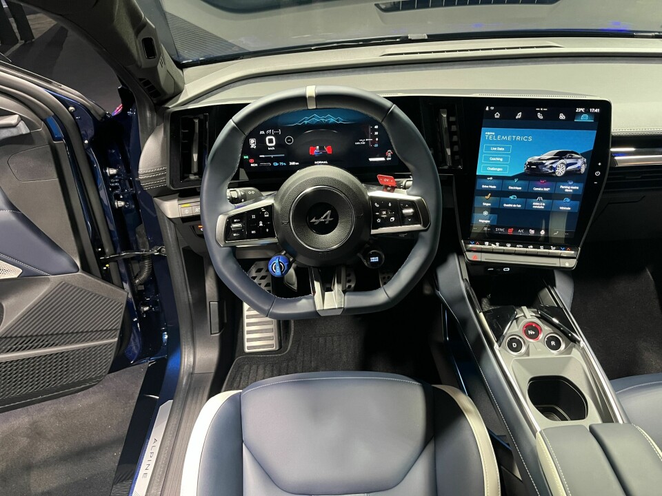 STANDARD: A390 kommer blant annet standard med varmepumpe. Det samme med muligheten til å aktivere forvarming av batteriet manuelt. Varme i ratt og seter er standard. GTS har i tillegg massasje i forsetene samt elementer av ekte karbon og skinninteriør.