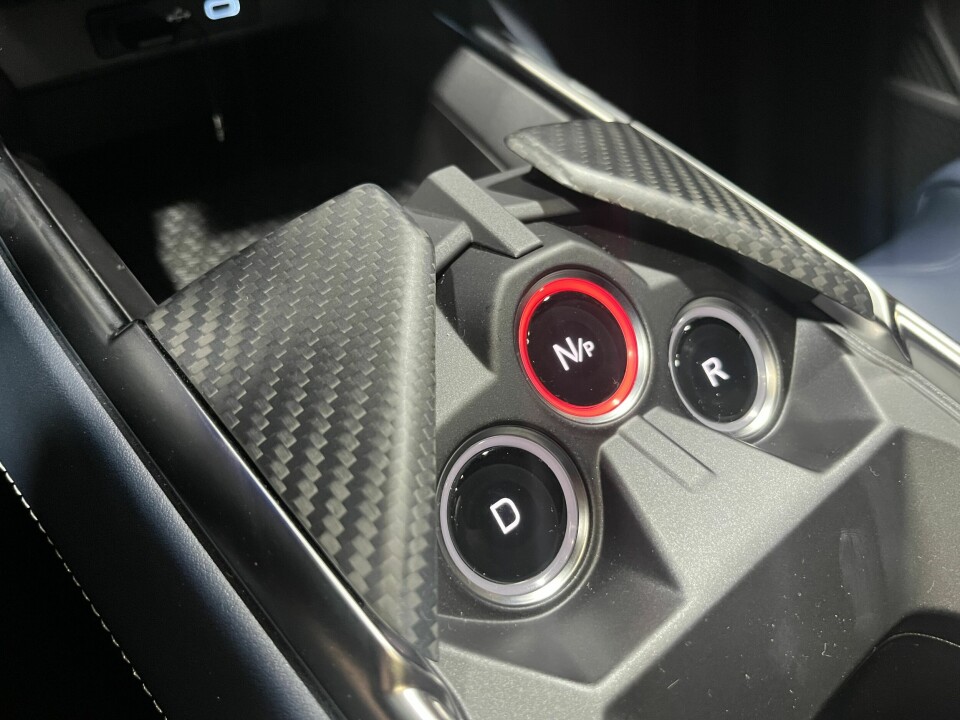 KARBON: Samme girknapper som A110 og elementer av ekte karbon.