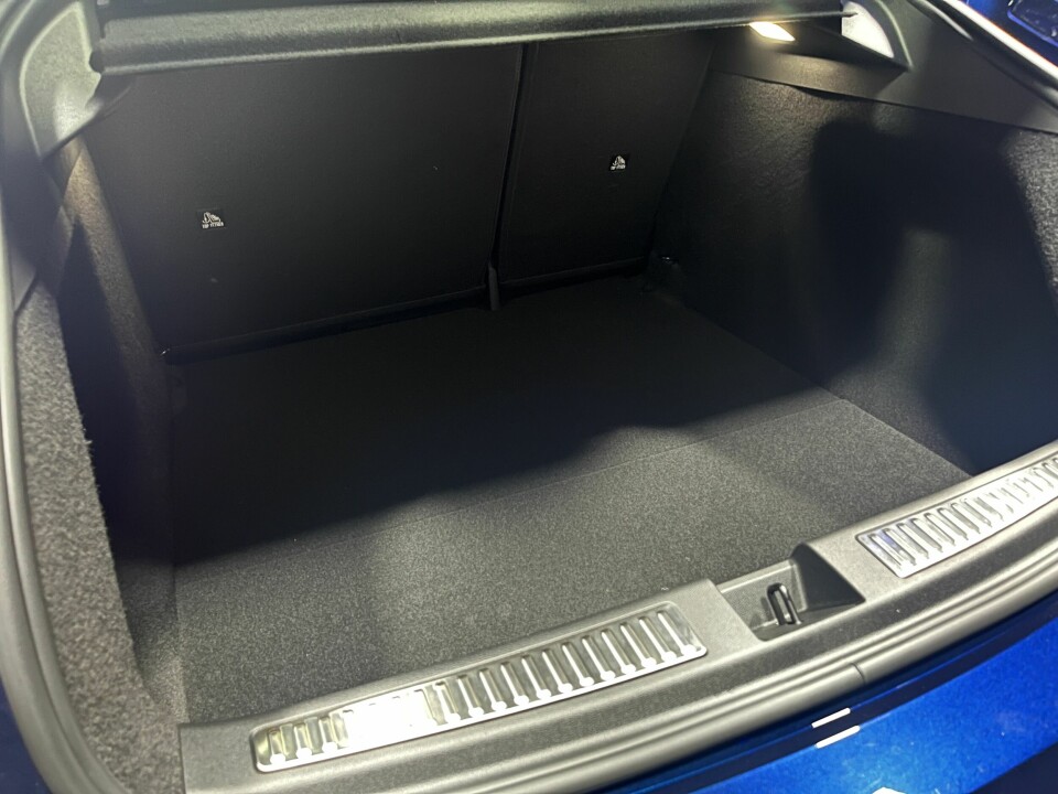 LASTEPLASS: 532 liters bagasjerom med rom under gulvet for ladekabel. Bakseteryggen har 60:40-fordeling og mangler skiluke. A390 kan trekke henger på 1600 kilo.