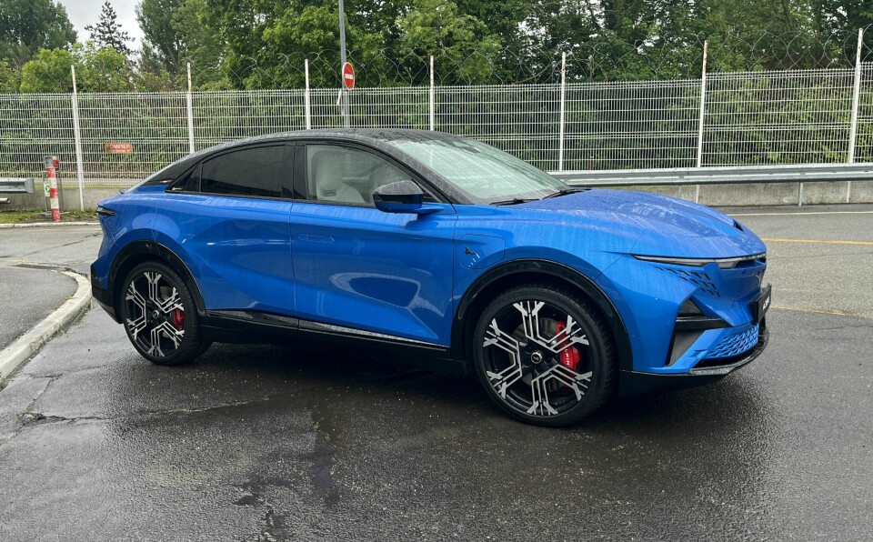 SPORTY: En racerbil i dress, og en sport fastback-versjon av A110, sier Alpine om A390. Nærmest perfekt vektfordeling, 49/51 foran/bak, opptil 470 hestekrefter og helt variabel firehjulsdrift, lover godt.