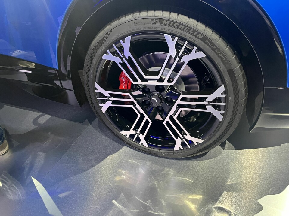 SNØFLAK: A390 kan fås med 21-tommers smidde felger med snøflak-design.