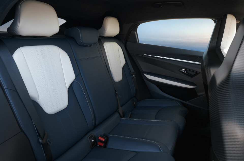 PLASS: Bekvemme bakseter med tilfredsstillende beinplass.