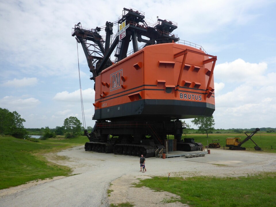 BIG BRUTUS: Bucyrus-Eries model 1850B ble bare kalt «Big Brutus». Den 49 meter høye gravemaskinen var virksom i gruvedrift på 60- og 70-tallet, men står nå utstilt i Kansas. Legg merke til menneskene i forhold til maskinen.