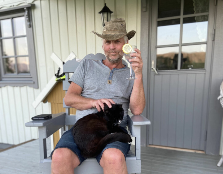 BESTEVENNER: Da villkatten Frøken Annekatt valgte super allergiske Andreas Følling som sitt menneske, svarte han med å kjøpe en campingvogn til henne. Her på hans hytteterrasse.