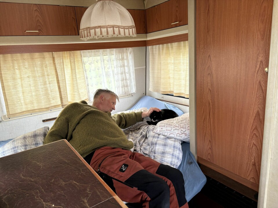 DYREKJØPT KOS: Hver gang Andreas har nærkontakt med pusen, må han ta mer astmamedisin. Men han stjeler seg likevel til stunder ute og i campingvognen.