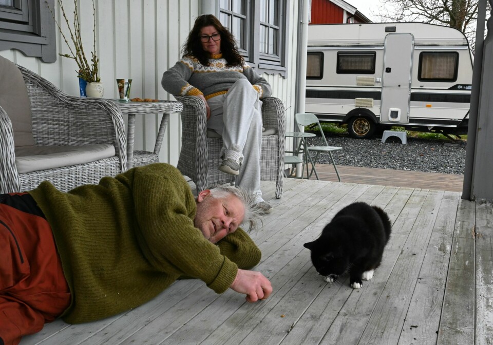 LYKKESTUND: Gubben Andreas og villkatten, som valgte ham som sitt menneske. I bakgrunnen kona Merete og campingvognen han kjøpte til pusen.