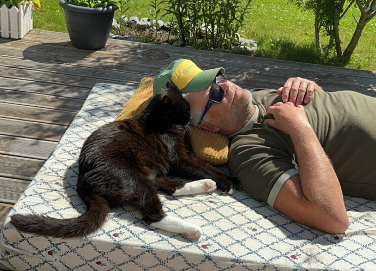 GLAD I: – Jeg tar meg i å tenke på henne veldig ofte, sier Andreas, og sikter til katten – Frøken Annekatt. Her koser de seg utenfor hytta.