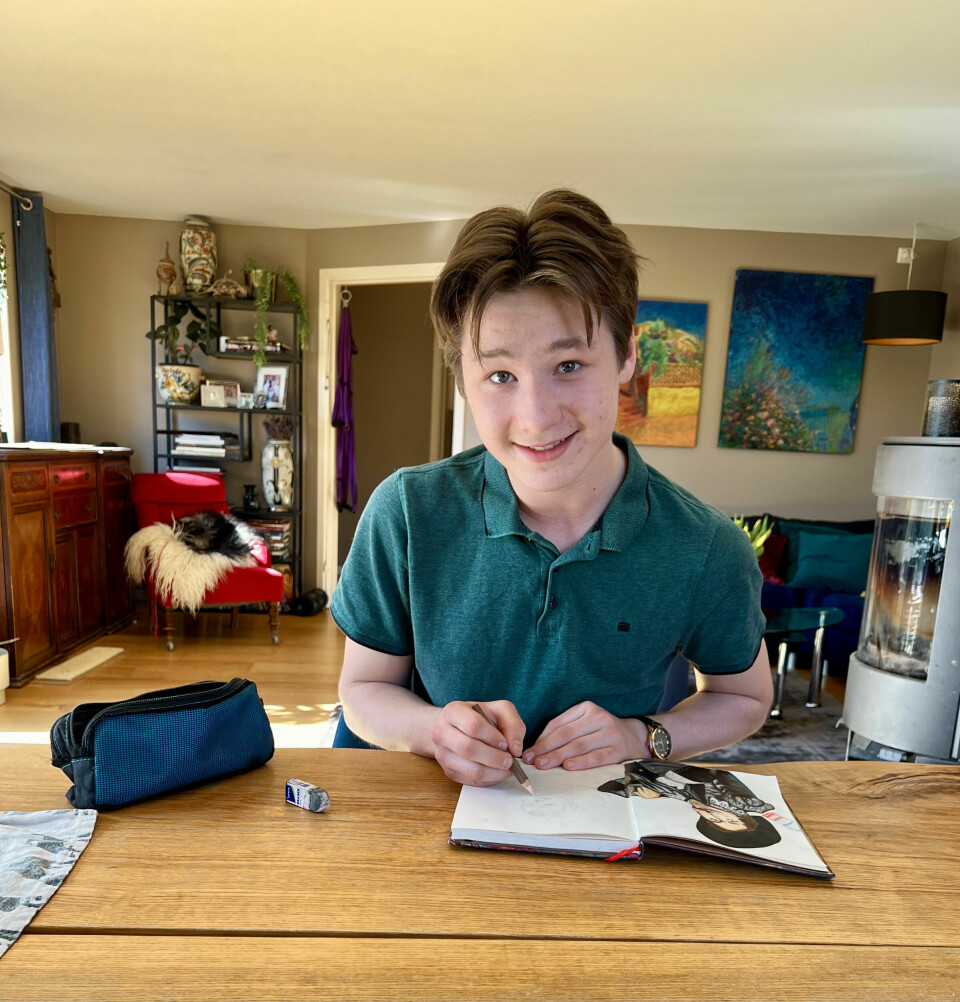 TIMER MED TEGNING: Etter operasjonen var det skjermforbud i flere uker. Heldigvis har Gabriel mange interesser som han fikk dyrke. Han elsker for eksempel å tegne.