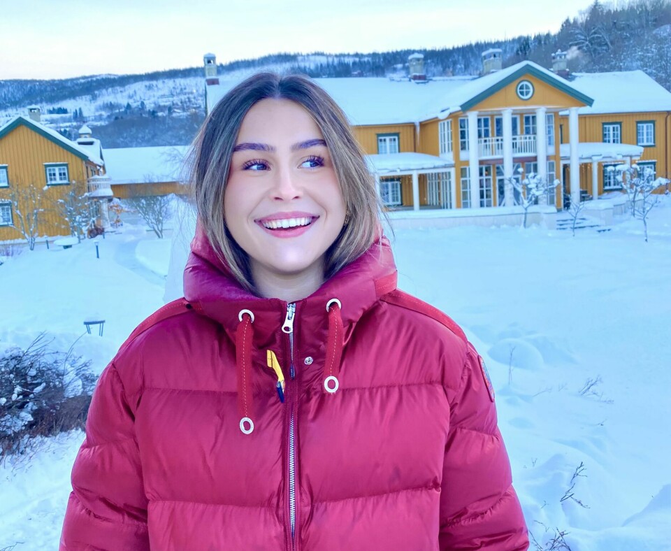 PÅ EGNE BEN: – Nora bor på den flotte familiegården på Melhus. Hun bor i kårhuset, mens mamma og pappa holder til i hovedhuset.