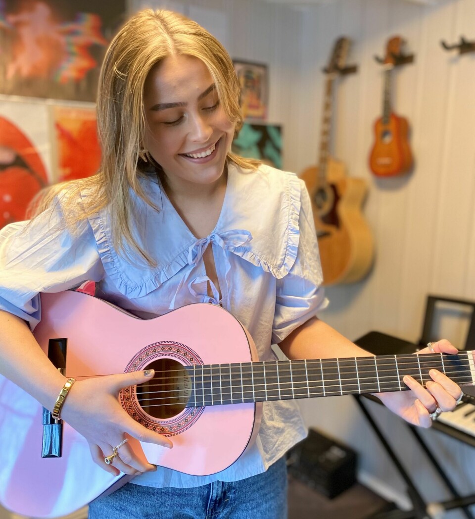 MUSIKKGLEDE: Musikken har betydd mye for Nora. Da hun var syk, skrev hun låten «Save me», som ble utgitt i fjor under artistnavnet Nora Elea.