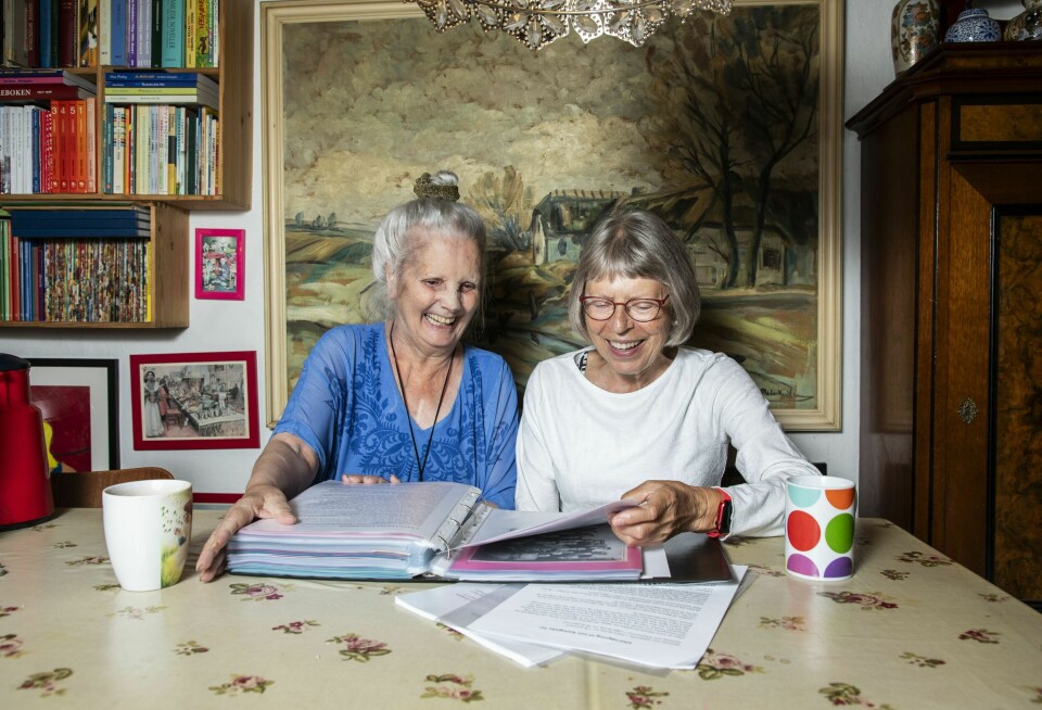 BLADDE I HISTORIEN: I gamle fotoalbum fikk Kirsten se et innblikk i pappaens liv.