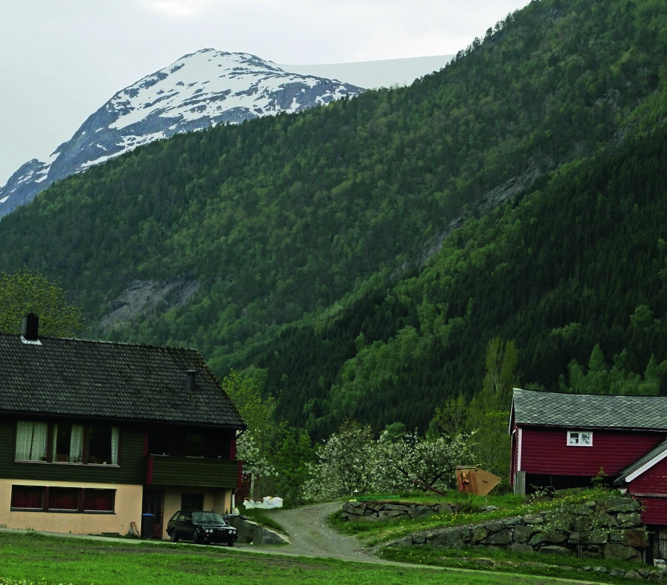 UNDER FONNA: Høyt over Måge ser du Folgefonna med bassenget.