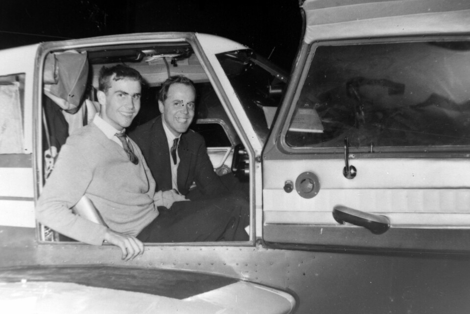 DIREKTØRENS PILOT: Olle fløy mange oppdrag for direktør Sigurd Hallström (til høyre). Her er de på Bromma flyplass 25. mai 1963. Det var planlagt innkjøp av et jetfly, men Olle omkom før det ble en realitet.