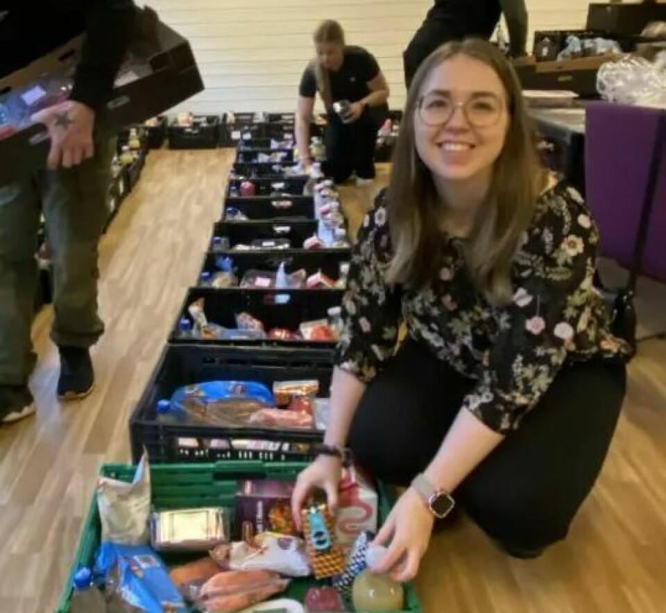 EN UKES FORSYNING: Matkassene pakkes i hektisk tempo før de hentes av mottagerne hver tirsdag. Her er det mat til cirka 40 familier.