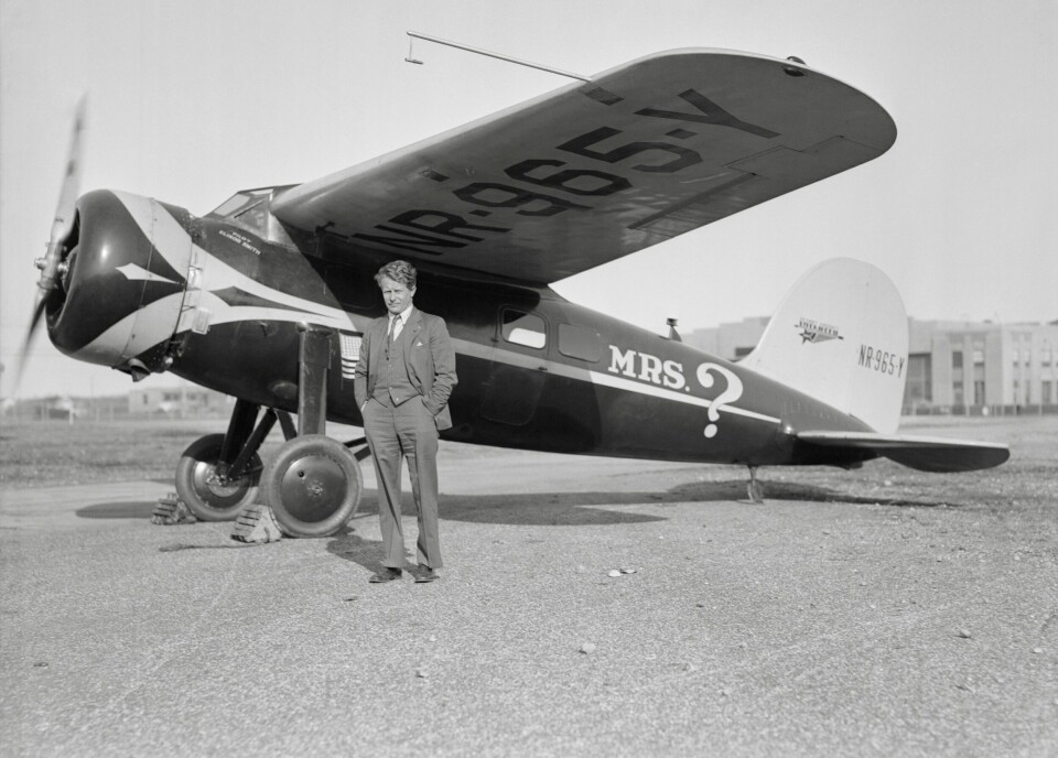 ALLSIDIG TYPE: Flypioneren og krigshelten Bernt Balchen ble født i Tveit (nå bydel i Kristiansand) og utdannet seg til flyver i Norge. Han ble en svært dyktig pilot og flymekaniker og en ettertraktet ressurs. Her foran Amelia Earharts nyinnkjøpte Lockheed Vega Monoplane.