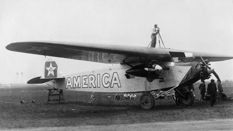 NØLTE LITT FOR LENGE: Richard Byrds og Bernt Balchens «America» var så tung at man måtte bygge en rampe for ekstra fart på rullebanen. Da de endelig kom seg i luften, hadde Lindbergh slått dem med fem uker.