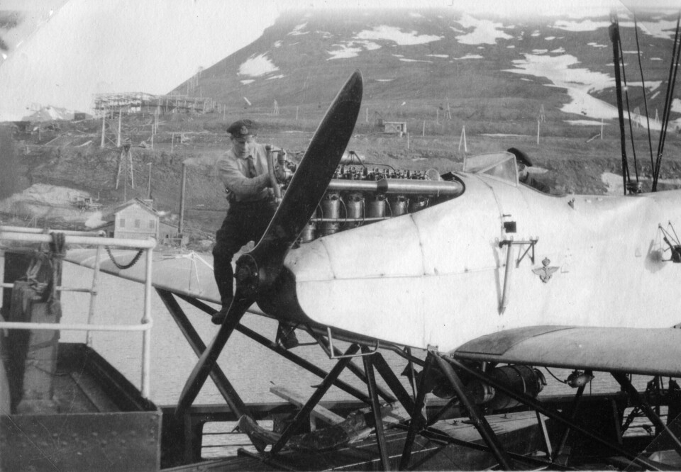 REDNINGSAKSJON: Da det ble klart at Roald Amundsens og Lincoln Ellsworths forsøk på å fly til Nordpolen sommeren 1925 ikke hadde lyktes, sendte Marinen to av sine Hansa-Brandenburger enmotors sjøfly til Svalbard. Blant mennene som skulle delta i redningsaksjonen var Bernt Balchen, som på bildet sjekker motoren på ett av flyene. Søket etter Amundsen og mannskapet ble avblåst da de ankom Ny-Ålesund med fangstskuta «Sjøliv».