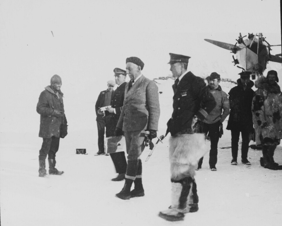 PÅ SVALBARD: Roald Amundsen sammen med det som trolig er Richard Byrd i Ny-Ålesund. Møtet skjedde i forbindelse med Byrds ferd mot Nordpolen med «Josephine Ford», som står i bakgrunnen.