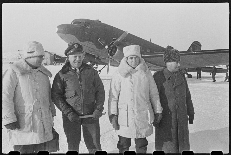 I KIRKENES: Bernt Balchen (nummer to fra venstre) i Kirkenes i 1945 sammen med blant andre statsråd Anders Rasmus Frihagen (nummer tre fra venstre).