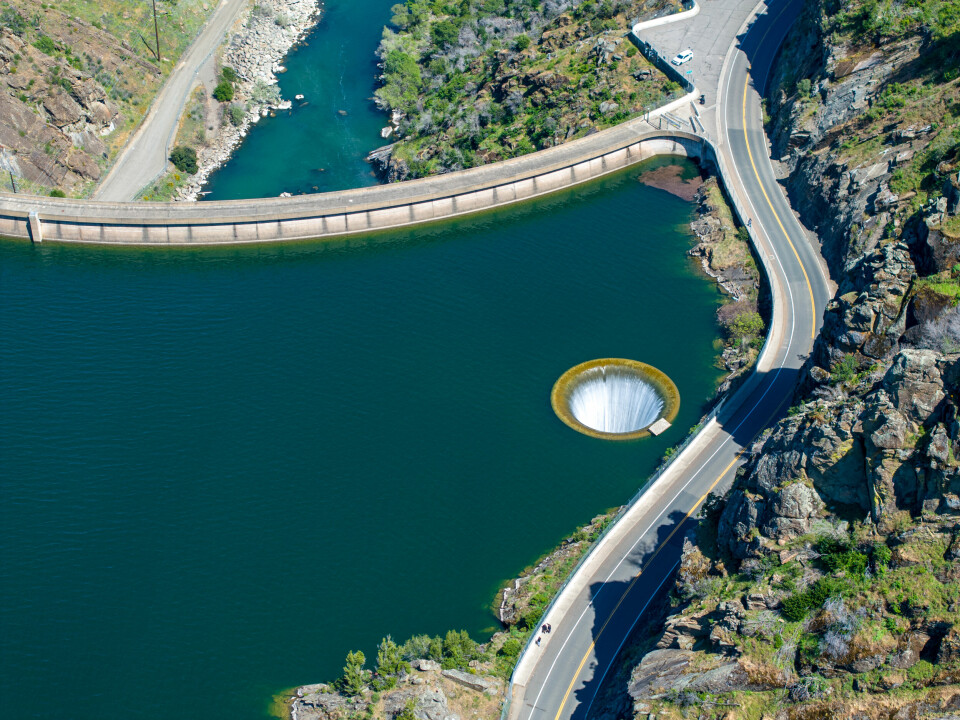 «GLORY HOLE»: Overløpet trer kun i aksjon når vannstanden i innsjøen er høy nok, som her i april 2025. Det var første gang på seks år at vannstanden var høy nok.