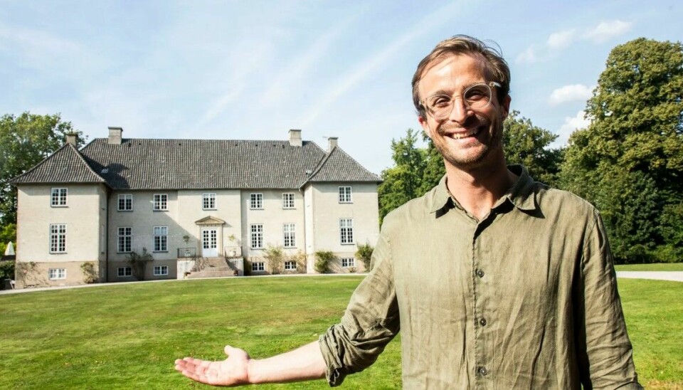 GODSEIER: Plutselig var August en godseier. Det har vært tøft og krevende, men i dag angrer han ikke på beslutningen han tok da han ble rådet til å rive bygget.