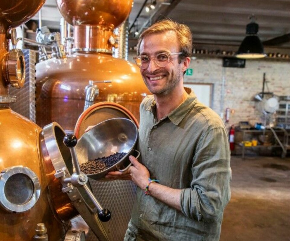 GIN OG WHISKY: August Hage har kombinert arbeidet på godset med sine interesser og produserer både gin og whisky i et destilleri og tapperibedrift.