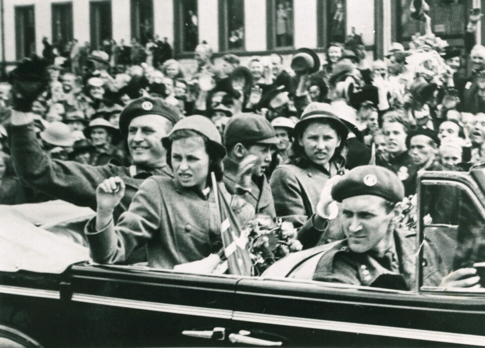 KRONPRINSFAMILIENS LIVVAKT: Da kongefamilien kom hjem til Norge 7. juni 1945 ville jubelen ingen ende ta. Gunnar Sønsteby satt i bilen som deres livvakt. Bak han sitter prinsesse Ragnhild som siden ble gift med krigskameraten, Erling Lorentzen.