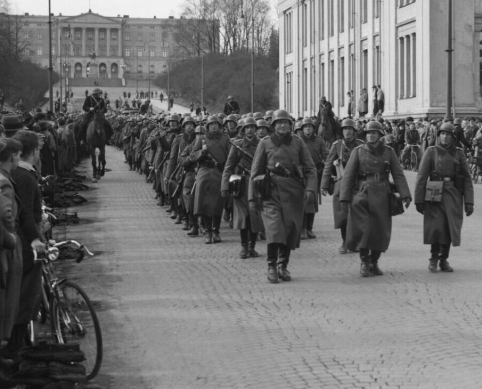 MANNEN MED SYKKELEN: På dette historiske bildet fra 9. april 1940, som man antar inspirerte kunstneren Per Ung til å lage statuen som i dag står på Karl Johan, sees en ung mann med en sykkel blant publikum på venstre side. Mange mente at dette var Gunnar Sønsteby, selv var han imidlertid ikke sikker. Men at han var der og bivånte det historiske øyeblikket, det kunne han bekrefte.