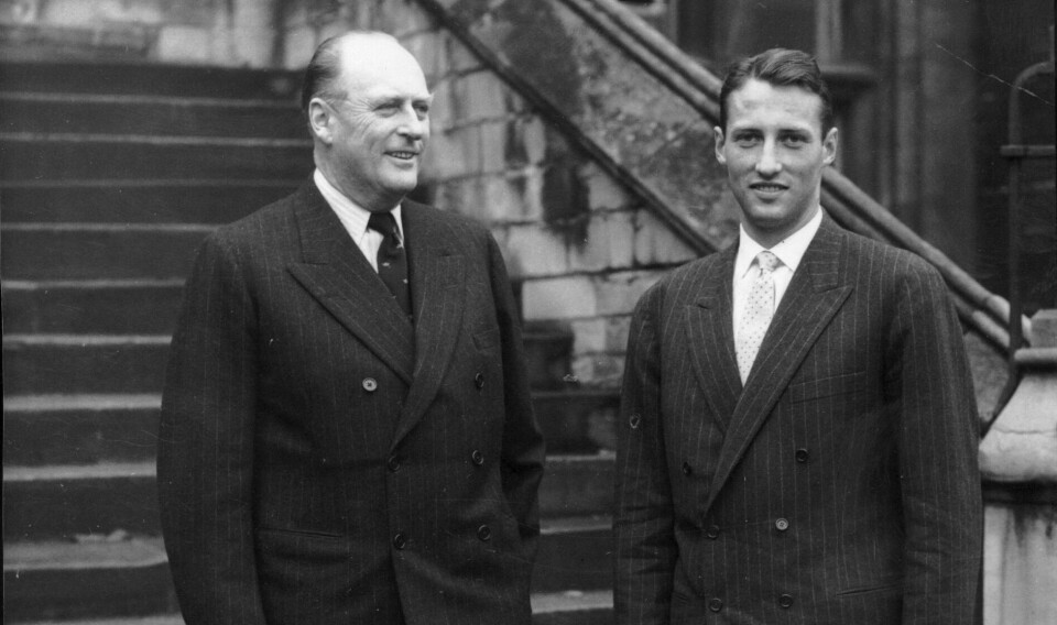 FAR OG SØNN: Kong Olav sammen med daværende kronprins Harald da sistnevnte begynte studiene i Oxford i 1960, der også Olav selv i sin tid studerte statsvitenskap, historie og økonomi.