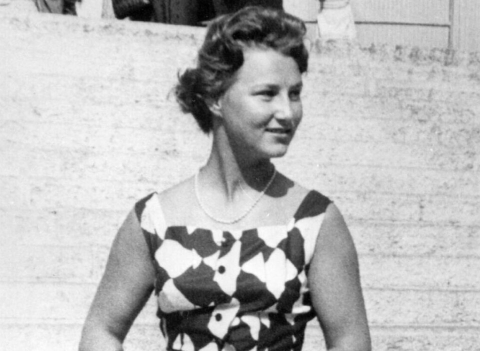 DRAKTSØM: Dronning Sonja tok utdanning i kjole- og draktsøm på Oslo Yrkesskole og ved en moteskole i Sveits. Senere studerte hun også engelsk, fransk og kunsthistorie ved Universitetet i Oslo.
