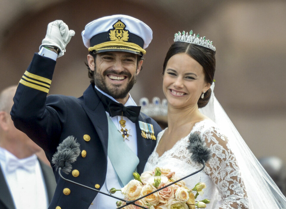 ENDELIG GIFT: Prins Carl Philip løftet armen triumferende i været etter at han og prinsesse Sofia var blitt mann og kone.